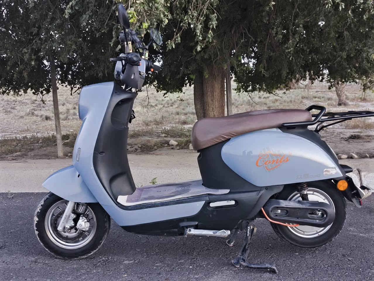 للبيع: دراجة شحن (ZXكلاسك ) ملف 1500 واط / مواصفات أمان ونظافة عالية جاهزة ومعدلة 🔋🛵
​السلام عليكم شباب، عندي هاي الدراجة الحلوة والنظيفة للبيع، مواصفاتها وتعديلاتها كاملة وما تحتاج أي مصاريف:
​✅ الملف والمنظومة: ملف قوي حجم 1500 واط وعزم ومسحَب ما شاء الله.
✅ البطارية: 60 فولت 20 أمبير (60V 20Ah) كفاءة عالية.
✅ المسافة: تمشيك بالشحنة الواحدة 50 كيلو وأكثر حسب الوزن والشارع.
✅ السرعة: تقفل ع الجك الـ 59، وبالسير والمشي الحقيقي تقفل 53 كم/ساعة (نشطة وسريعة).
✅ الوضعية العامة: الدراجة بريكات، لوايد، شاشة، وكهربائيات كلها مضبوطة وشغالة 100%.
​🔒 أنظمة الأمان والحماية:
​نظام قفل ضد السرقة.
​جهاز إنذار (حاسبة) ضد السرقة.
​قفل ستيرن شغال ومضبوط.
​➕ الإضافات والتعديلات المميزة:
​يجي وياها صندوق خلفي.
​مضاف إلها فدرالية خلفية.
​لايت زنون قوي جداً (إنارة ممتازة بالليل).
​نظام دبل إشارة.
​سماعات بلوتوث شغالة تربطها على موبايلك.
​⚠️ الملاحظات (للأمانة والمصداقية):
​الجاملغ الأمامي بيه كسر بسيط جداً (واضح بالصورة وما مأثر على أي شي).
​💵 السعر: 650 ألف دينار عراقي (وبيه مجال بسيط للشراي الطيب والجاد).
​📍 المكان: بغداد / سبع البور.
📞 للتواصل والاستفسار:[***********] أو راسلني خاص.

