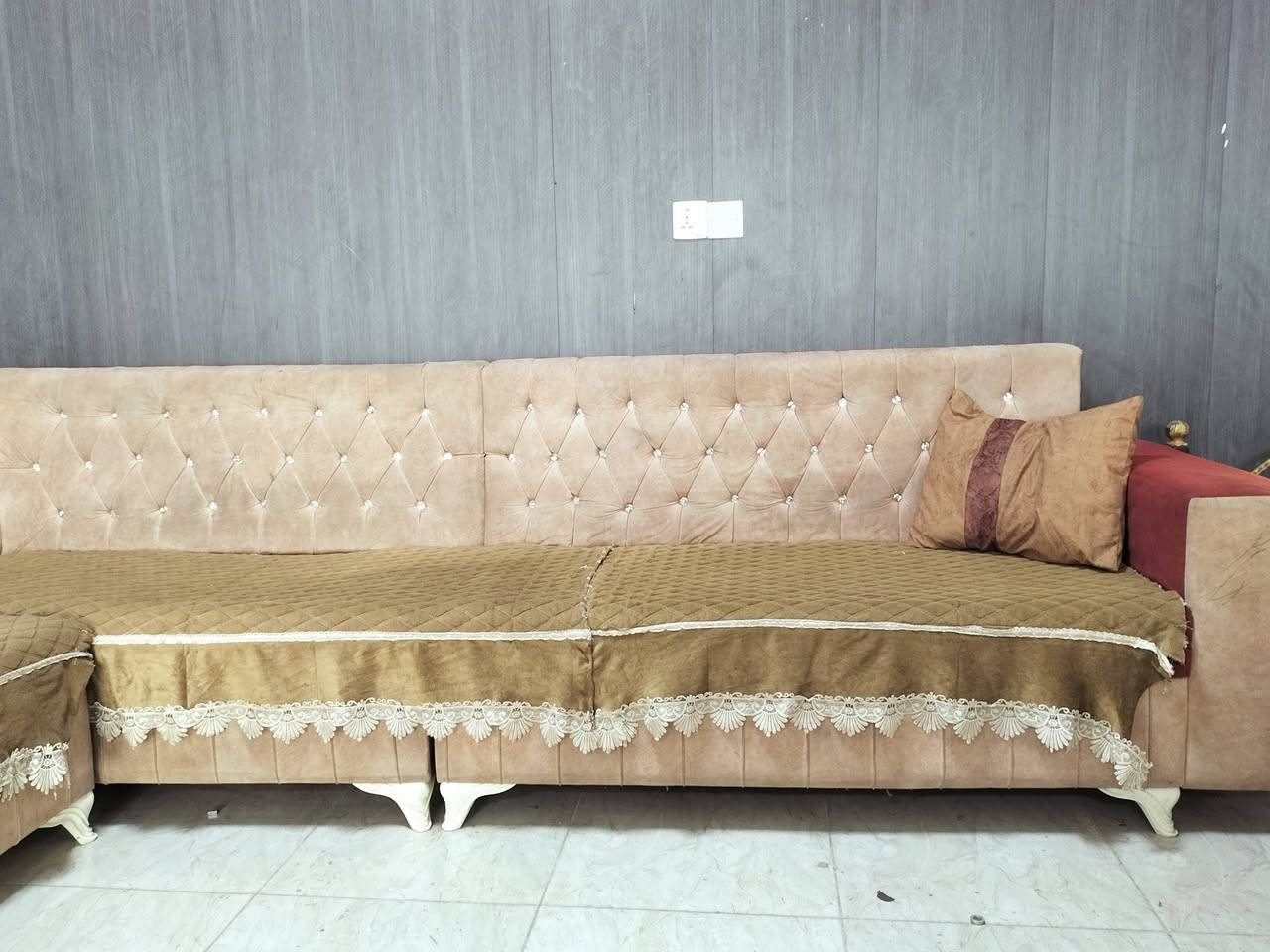 السلام.عليكم ديوان تفصال خشب بلوك اسود سفنجه لوك. 6 امتار مع المفرش  للبيع سعر 125وبي مجال مكاني كركوك كوباني اتصال على الرقم (  ***********. ) #معرض الياقوت للأثاث والمواد المنزلية
