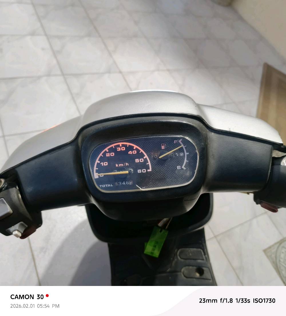 عندي دراجة نارية من نوع Aprio للبيع، بحالة جيدة. مواضبة على الصيانة والإضاءة تعمل بشكل ممتاز كما هو واضح في الصور. العداد يقرأ 33469 كيلومتر، ومركونة في مكان آمن كما في الصورة. مجربة وجاهزة للاستعمال الفوري، ومناسبة للتنقل داخل المدينة بكل سهولة.