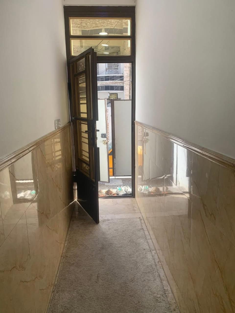 السلام عليكم دار للبيع 🏡
المساحه / 50 متر 
واجه / 5
ونزال / 10 
محتويات الدار /  2 غرف نوم + صاله + مطبخ + خدمات عدد 2  
موقع الدار /  الكرخ الاعلام حي الشباب 📍
بناء  2023
 دار نظيف وجديد  + ارضيه مرمر 
جنس العقار / طابو ملك صرف 

لمعرفت تفاصيل اكثر الاتصال علئ الارقام الاتيه 📞☎️ 
***********
***********
***********
مكتب سما النخيل _ الاعلام _ حي الشباب _ سوق اميمه 📍
