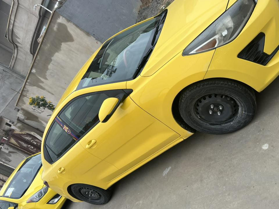 السلام عليكم كيا ريو 2022
حادثها موجود بالصور بامريكا وبالعراق حادثها صندوك 

محرك وكير شرط تدفى وتبريد تحكم استيرن مانع تزحلق 
بيها ضربه بالشاصي بالصندوك بس كلشي ما ماثر على السيارة

رقمها نينوى الماني باسم اخويه وياها كابون بانزين 

السيارة مانقصها شي اشغل وتنزل بالشارع 

سعرها 120
