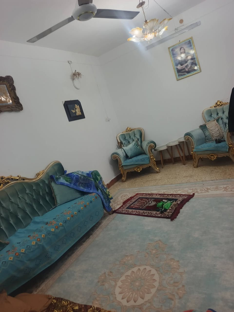 ياالله
سلام عليكم
البيت البيع طابو صرف 
مساحه ((240)) متر البيت مسلك
عرض مسلك مترين 
يحتوي البيت على استقبال وصاله
وغرفتين نوم وصحيات داخليه وصحيات خارجيه البيت عكاده ونظيف 
القطاع ((30)) خلف إفران سيد مصطفئ
استفسار اتصل 
((***********)) ((***********)) اخوكم أبو عراق...
