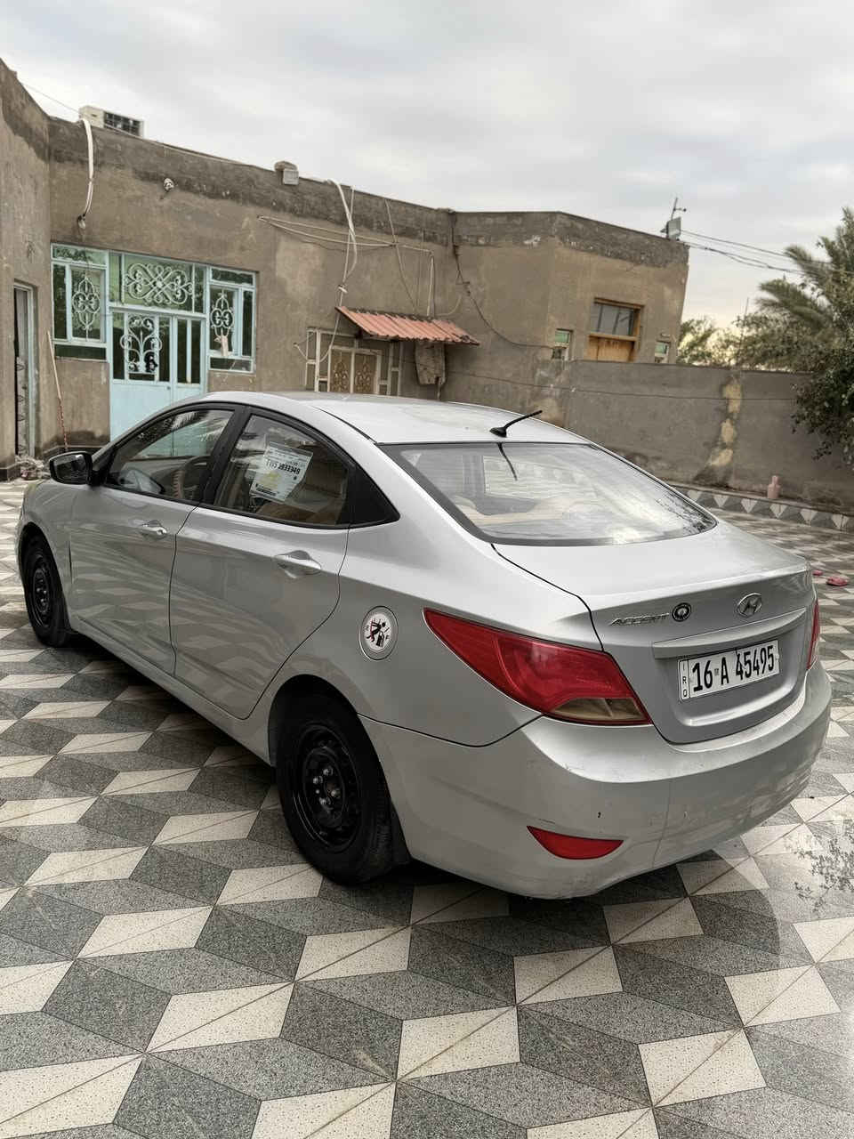 السلام عليكم للبيع اكسنت 2015 خليجي رقم قادسيه نكليزي تحويل مباشر. السياره مكفوله من الضربه والتبديل
محرك 1400 . 
بيها رشات صبغ  اثر جراد. بدون. معجون السياره جاهزه تخم تاير جديد. كير ومحرك شرط. 
السعر 75 او بيها مجال. مكاني الرميثه 
***********
