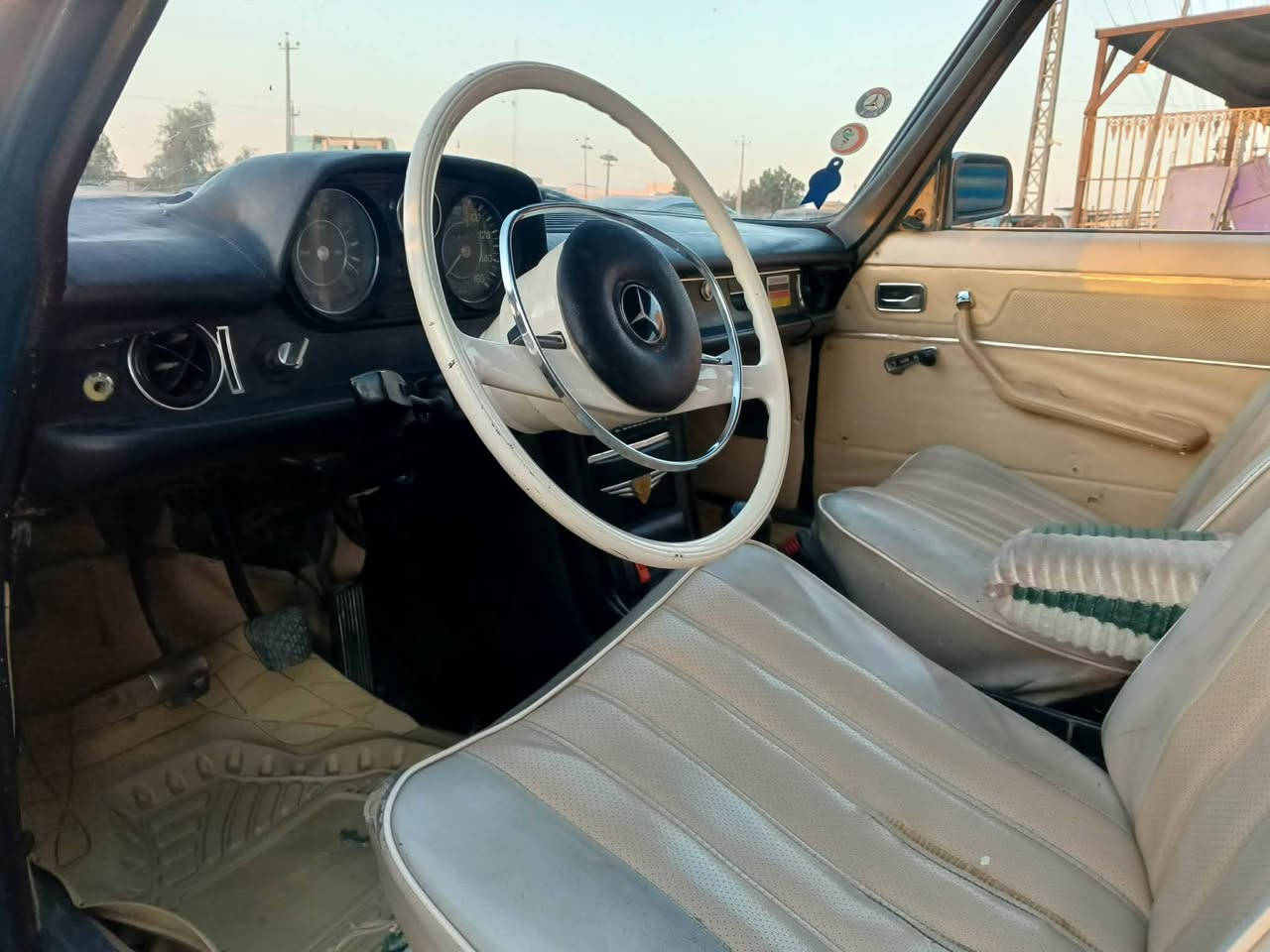 السلام عليكم  شباب
مارسدس لبيع موديل 1976

مكينه وكير بلاد كير عادي

رقم بغداد دولي شرط تحويل

سياره مصبوغه عام جماليه بدون ضربه

سياره مال جناي وبل عافيه عل ياخذهه

مكاني دوانيه شراي اتصال

***********.      ***********. السعر 55 وبيه مجال
