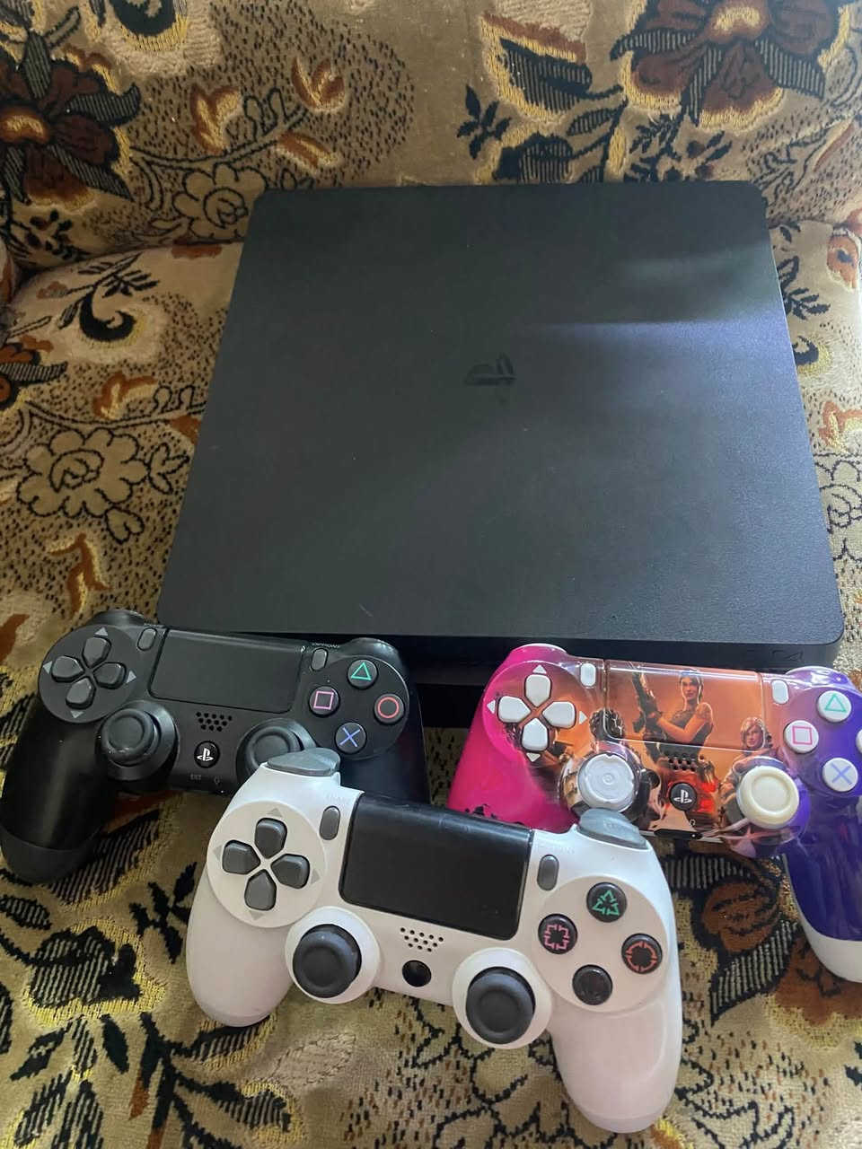 سلام عليكم اخوان بلي فور للبيع نضافته 90 بالميه
4 يدات 
قرص بيس ٢١
قرص gta
السعر كامل ٣٠٠ وبي مجال قليل 

للاستفسار ***********
