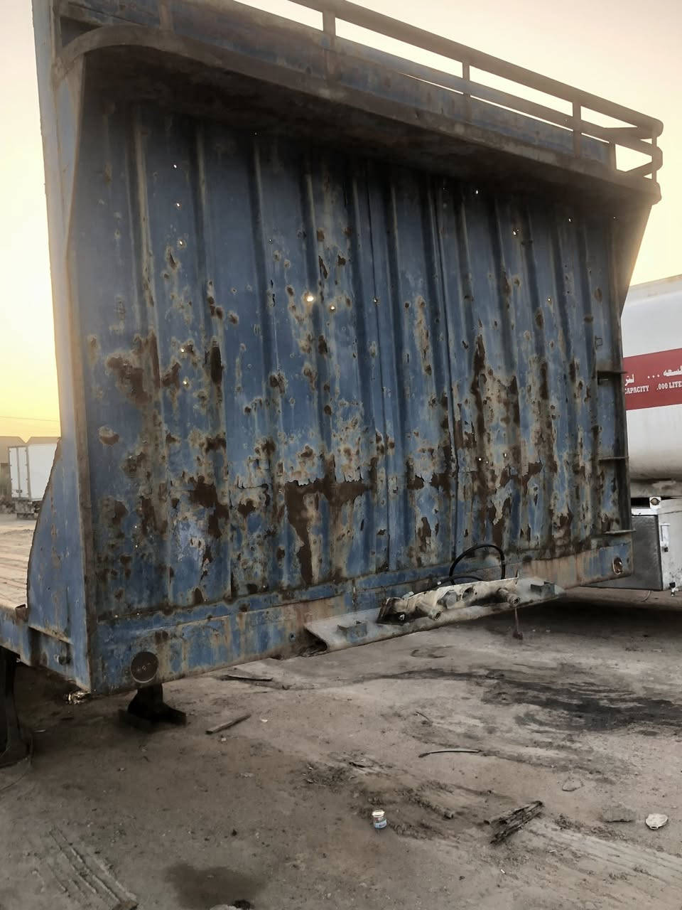 السلام عليكم عربانه للبيع اوربيه نشره كامله بريك بنزات جدد طوله ١٢.٥ ثلاجه مطبخ كامله السعر ٢٧ وبيهه مجال ***********
