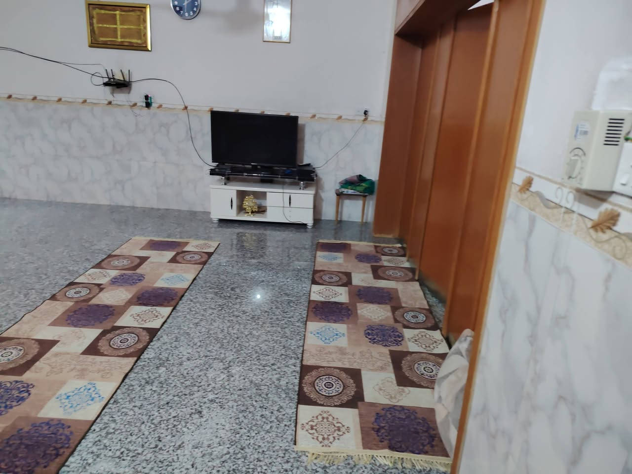 بيت للبيع طابقين 200 متر مربع 10*20 =قرب مول اهل الخير
حي نادر الثانيه، يبعد عن الشارع الخدمي 200متر
البيت واجهته شارع، وكراج سياره،  والبناء درجه اولئ
السعر 270 مليون وقابل للتفاوض، *********** ا
البيت طابو زراعي 25 بسمي،
