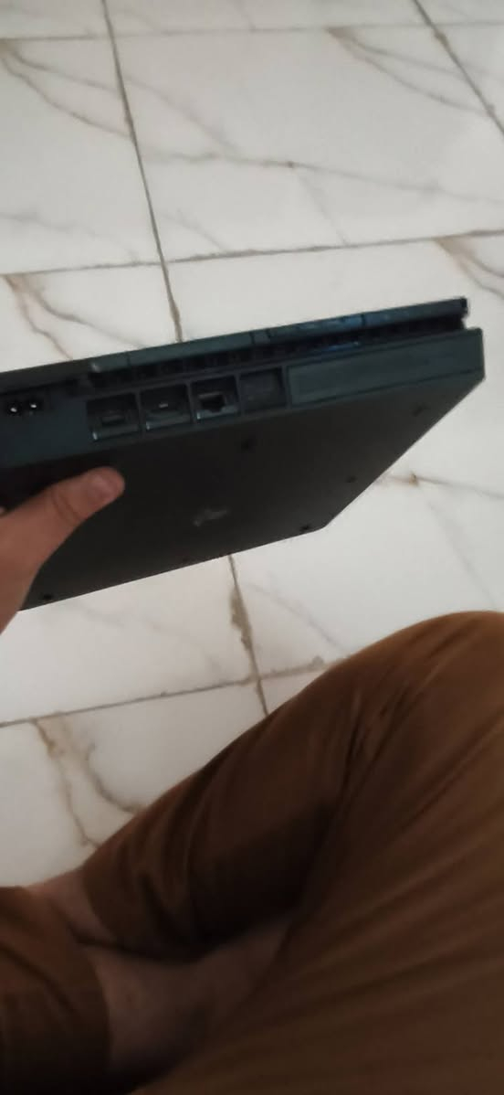 السلام عليكم من بعد اذن الادمن ps4 هارد٥٠٠ اون لاين ويا يده وحده وملحقاته كامله ولعبة وحده ريمبو 6 للبيع السعر 225مكاني الدوره ابو دشير ***********
