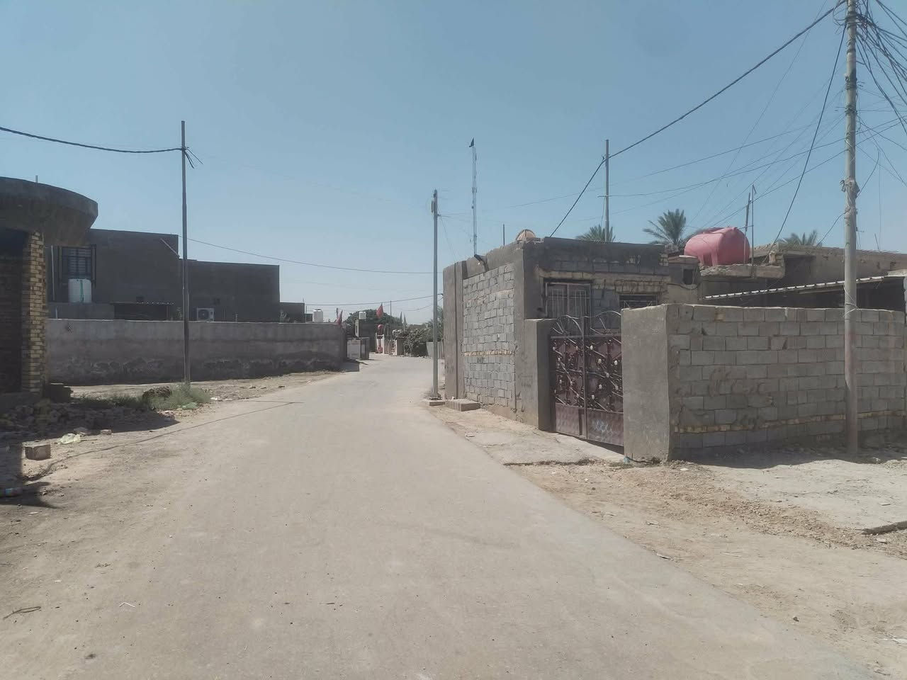 السلام عليكم يوجد بيت للبيع مساحه ١٨٠متر يتكون من غرفتين واحده كبيره والثانيه صغيره مع صاله ومنور واستقبال مطبخ خارجي مع مخزن خارج موجود ماء كهرباء انترنيت العنوان بابل محاويل مقابيل مركز شرطه المحاويل نوع العقار طابو زراعي الاتصال على الرقم المدون ***********   سعر الخاص

