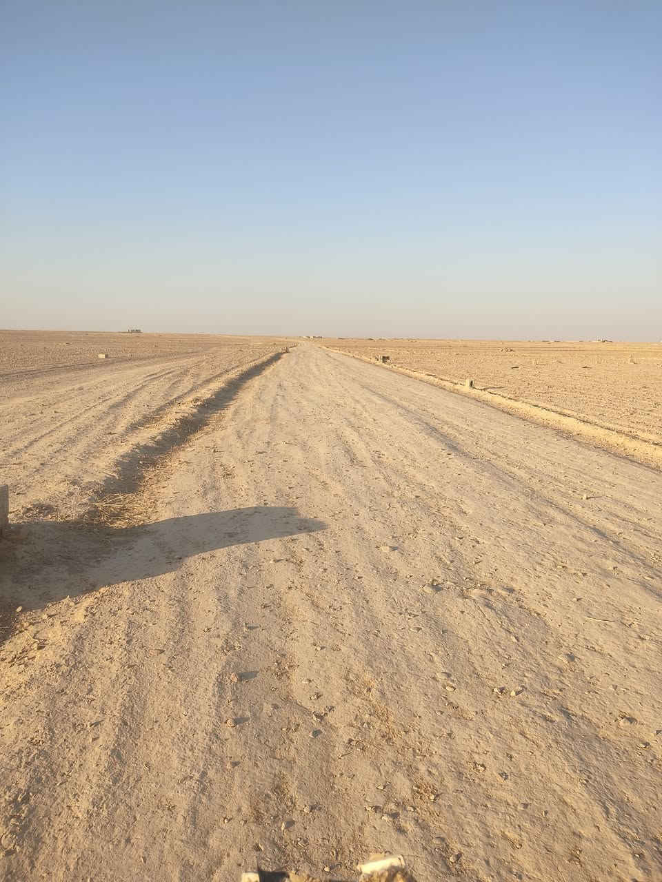 السلام عليكم توجد قطعه ارض للبيع في طار الطياره جاي من الفلاحه الأخ هيثم الشبيب المساحه 600 متر مطلاع شمس طريق 6 امتار سعر المتر 4500 للاستفسار الاتصال على الرقم ***********
