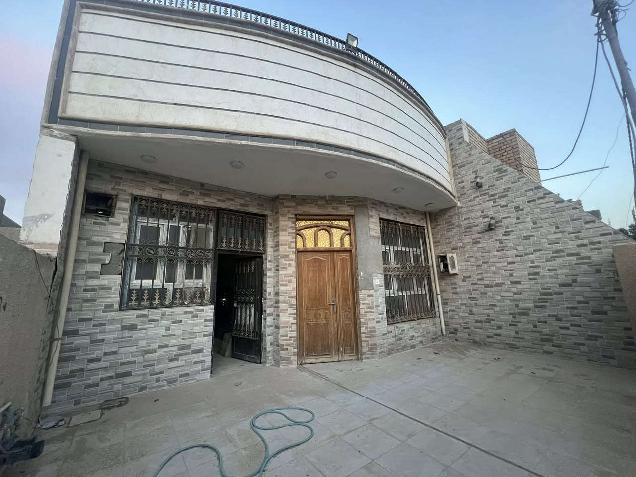 #للايجار_للايجار 

🏠 / دار للايجار مساحة 150 م 

🧱 بناء جديد درجه اولى ارضية مرمر 
                 
طابق واحد / مطبخ. أستقبال. هول . غرفة نوم . وكراج . مجمع صحيات عدد 2 شرقي وغربي  .

🌎 الموقع / شارع 30 قرب دكتور مثنى البديري

سعر الايجار // 300 الف 🔒                        
         
للأستفسار اكثر  مراجعة 
#مكتب_الود_للعقار_والمقاولات 

بداية شارع الحسينية من جهة شارع 80 قرب صيدلية الكمال 
او الاتصال :

 ***********
***********
***********
