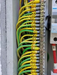 علامات الكابلات • لوحات كهربائية