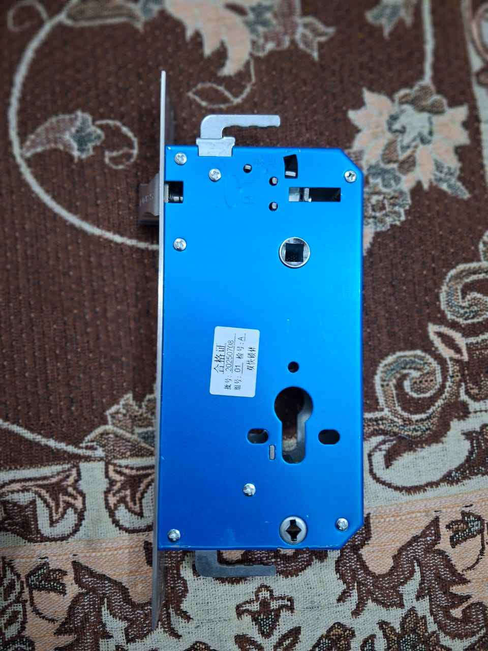 قفل ذكي للباب بتقنية متقدمة. 
طرق الفتح: يدعم القفل طرق متعددة تشمل التعرف على الوجه، بصمة الإصبع، عروق الكف، والرمز السري. 
المراقبة: يحتوي على شاشة فيديو مدمجة وكاميرا للرؤية الليلية تسمح بمراقبة مدخل المنزل والاتصال الداخلي. 
التحكم: يمكن ربط القفل بتطبيق الهاتف للمراقبة عن بعد وإدارة الوصول. 
أمان إضافي: يأتي مع مفاتيح ميكانيكية تقليدية لاستخدامها في حالات الطوارئ. بعقوبة, ديالى


**إذا كنت صاحب هذا الإعلان وتريد حذفه لأي سبب، رجاءا أرسل رسالة إلى الدعم الفني**