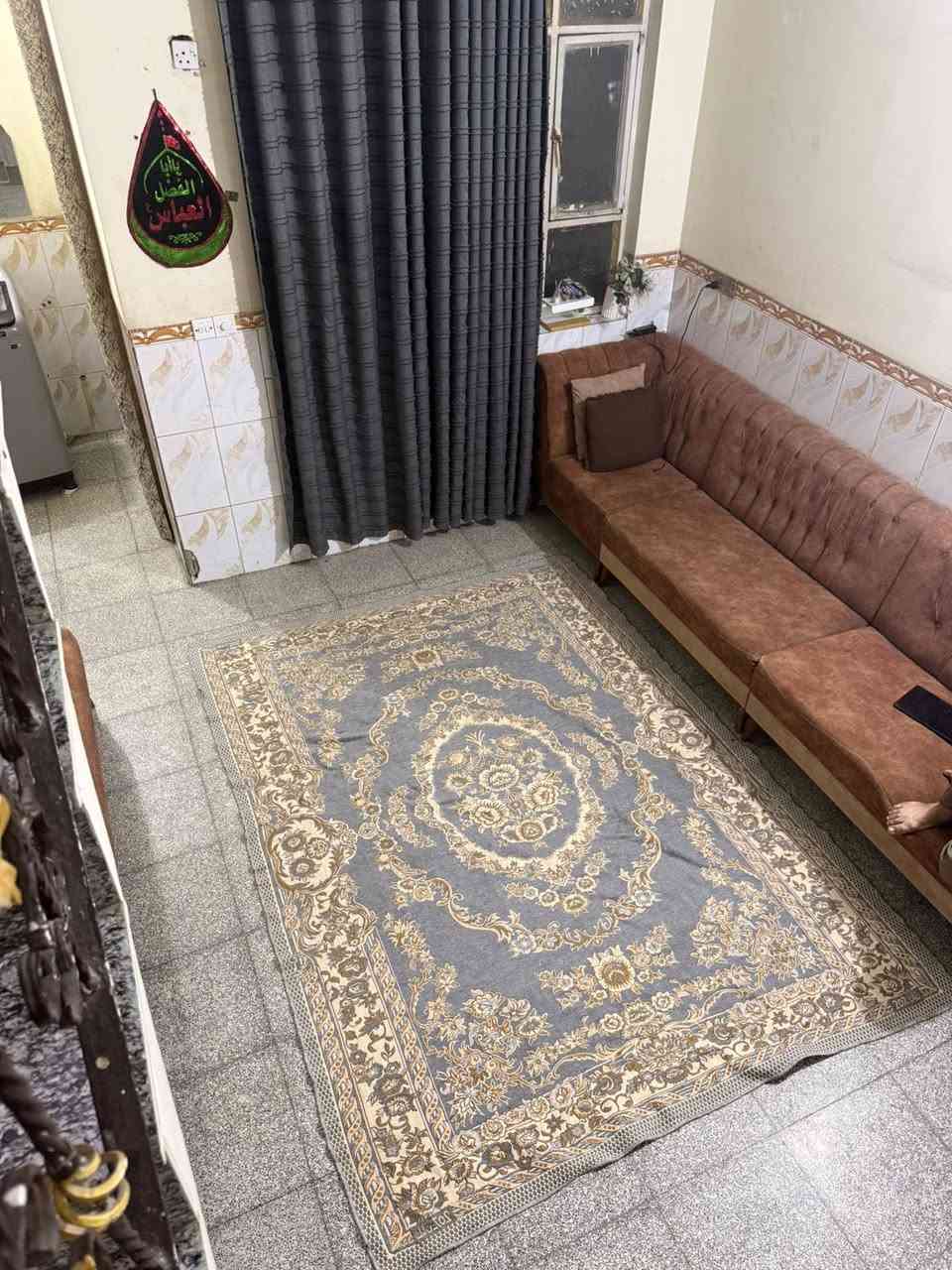 السلام عليكم
بيت للبيع المساحة ١٥٠ متر 

طابقين ونصف يحتوي ٦ غرف نوم واستقبال وصالة 

وحمام خارجي و٣ حمامات داخلي كامل خدمات 

العنوان البلديات حي الصحفيين خلف افران قلعة لبنان قرب مركز شرطة العبيدي 

***********
