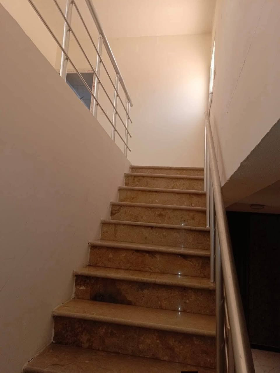 دار للايجار في مجمع قريه الغدير الثانيه مساحة 150 متر طابقين 
موقع مميز على ساحه سعر الايجار 350 مقدم ثلاث اشهر 
للتواصل والاستفسار 
***********
***********
