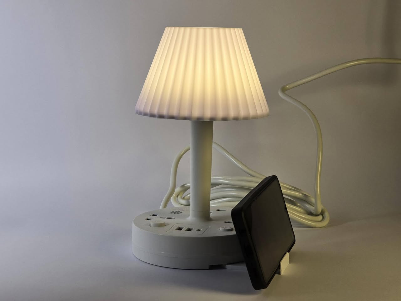 مصباح مكتبي و سيار كهربائي و منافذ شحن.

المميزات: يحتوي على 3 مقابس طاقة، مخرجين USB، ومخرج PD (شحن سريع).
الإضاءة: مصباح LED بألوان متعددة مع ميزة مستشعر ذكي.
الطاقة: قدرة مقدرة تصل إلى 2500 واط مع طول كابل 3 أمتار.
التصميم: تصميم مدمج يوفر مساحة للتخزين وشحن الهواتف. سعر 18الف@


**إذا كنت صاحب هذا الإعلان وتريد حذفه لأي سبب، رجاءا أرسل رسالة إلى الدعم الفني**