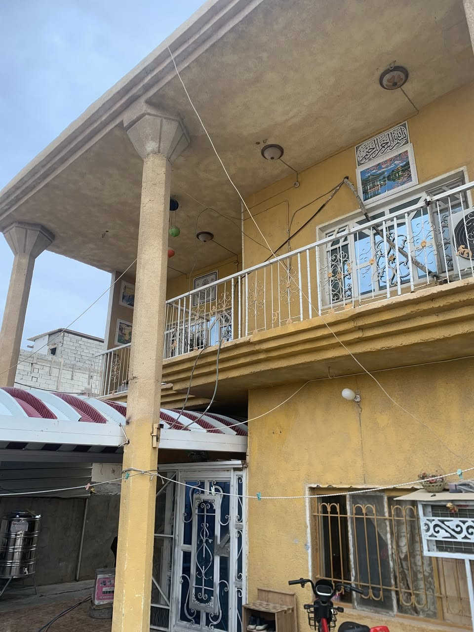 بيت 200  متر   طابو ملك صرف   طابقين بناء طابوق
الخالص/ حي الجنود ( شارع المدارس ) مربع الخدمات 
الطابق الاول ( غرفة +صالة +استقبال +مطبخ ) 
الطابق الثاني ( غرفتين ) 
خدمات 
( تبليط - مجاري - ماء رئيسي + فرعي ساحب + يبعد عن الشارع العام ٢٠ متر ) للاستفسار اكثر عن تفاصيل البيت الاتصال  ***********
