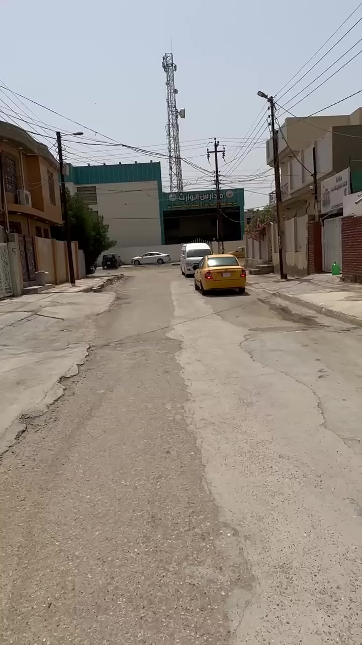 السلام عليكم 
بيت طابو صرف  العنوان (حي ١٧تموز )او (حي المعرفه) المساحه 224m قرب مجسر الثوره ومدرسة عطاء الوارث  بناء حديث جداً 2024 
الطابق الارضي :
كراج 4×10 
صاله 4×7 
كليدور الاول 4×6 
كليدور ثاني 5×8 
غرفة نوم نظام سويت 4×5 
مطبخ 8×4 حار + بارد 
منور 1.5× 3 
الطابق الاول : 
غرفه نوم 4×7 
غرفه نوم 4×6 
غرفه نوم 4×5 نظام الاسويت 
مجمع صحيات  
كليدور 4×5 
سطح اول + سطح ثاني
للاستفسار الاتصال برقم ***********
