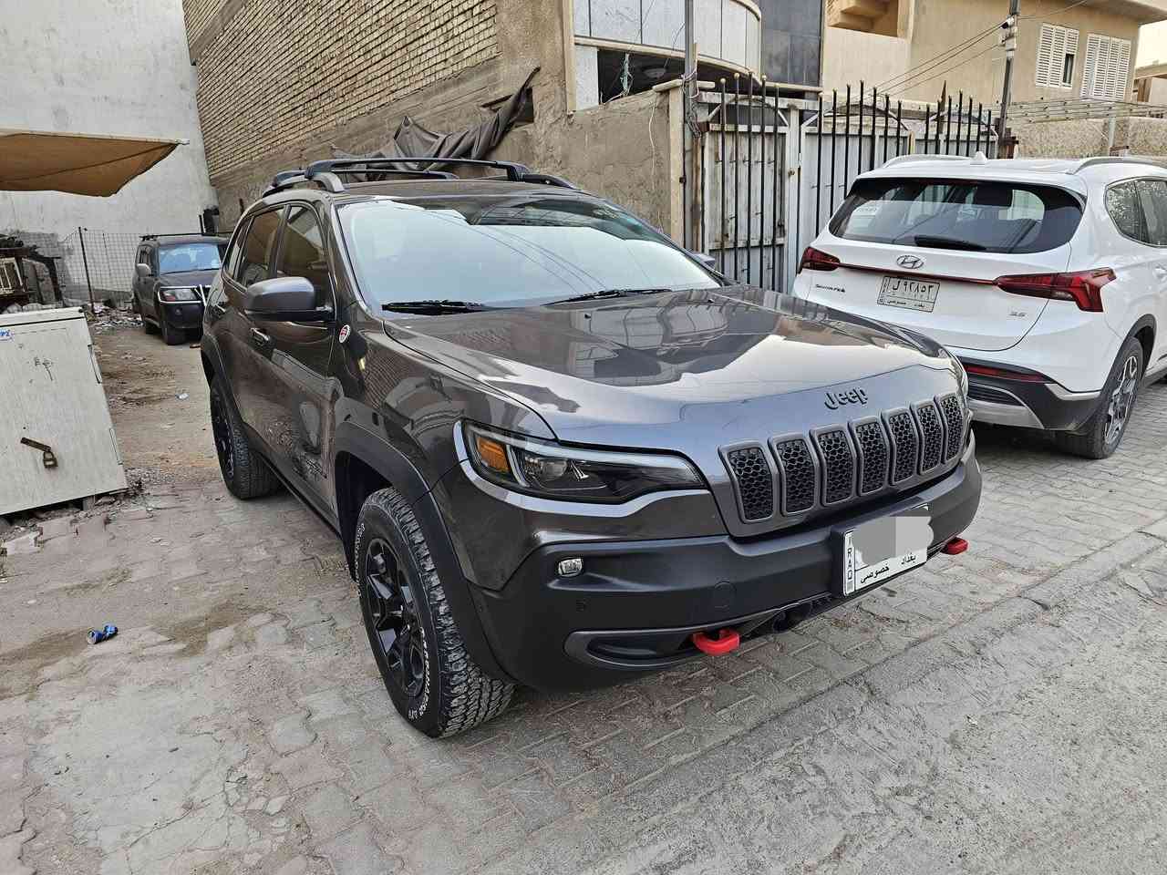 السلام عليكم
 جيب شيروكي للبيع 
المواصفات :
موديل 2021
بصمة دخول و بصمة تشغيل 
محرك 6 سلندر 
الفئة تريل هوك elghit
فور ويل ٦ وضعيات 
نظام زحف و نظام نزول منحدرات 
4 low
قفل اكسل خلفي diff lock
هاندبريك بصمه 
مانع تصادم امامي 
مانع تصادم خلفي 
رادار مع تحديد مسار مع نقاط عمياء
حساس خلفي
هوك خلفي مع توصيلات تغذيه كهرباء 
كامره خلفيه دواره 
ماسحات اوتو
لايت امامي اوتو
بلوجكترات اوتو مع الانعطاف
مقاعد جلد تدفئه و تبريد مقاعد
مقاعد السائق و الراكب تحكم كهرباء
خزن ميموري لمقعد السائق 3 وضعيات
شاشه كبيره مع خاصيه اندرويد اوتو و ابل كار
باب الصندوق كهرباء 
فتح صندوق بالقدم في حال عدم استخدام اليدين
مرايا جانبيه كهربائية مع اشارات بالمري
اناره ترحيب بالمرايه مع اللايت الامامي 
تشغيل عن بعد
اوتو ستارت ستوب
القماره حديد
السياره على ايدي من الاستيراد و لحد الان 
كل شي بالسياره على وضع الشركه الارضيات الاصليه الخاصه بالتريل هوك و السبير الحجم الجبير مع العده الكامله للسياره اصليه 
السياره حادثها تبديل بنيد فقط
الاجزاء الداخليه كلها سليمه 
الايرباك سليم 
كل انظمه السياره على وضع الشركه
المحرك و الكير على وضع الشركة  
السياره ماشيه 47 الف كيلو 
رقم بغداد
السعر 21500  دولار بيها مجال بسيط 
الموقع قرب جامع النداء
للاستفسار التواصل على الرقم 
***********
