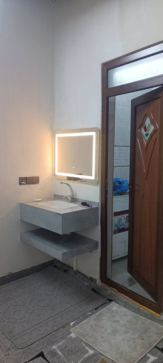 بيت البيع 130متر واجه 8متر فول نضام دكت مكان لبيت حي انصر قرب مصتوصف ***********
