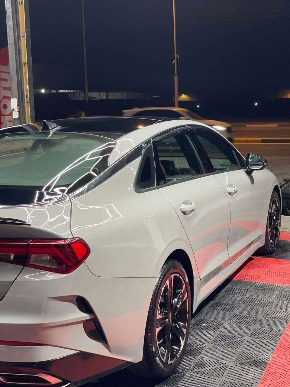 � للبيع – سيارة موديل 2023 أمريكي 🇺🇸
محرك 1.6 Turbo (16T) 💨
السياره ناشر السونار مالها 
وصار بيها حادث كلش بسيط ناشر الصوره هم 

✨ السيارة بحالة ممتازة جداً، نظيفة استخدام شخصي وما بيها أي مشاكل
✔️ وارد أمريكي
✔️ تشغيل وبصمة 🔑
✔️ نظام ستارت/ستوب
✔️ شاشة كبيرة + نظام ملاحة 📱
✔️ كاميرا خلفية + حساسات أمامي وخلفي 📸
✔️ سنسورات (حساسات) كاملة
✔️ مثبت سرعة (Cruise Control) 🛣️
✔️ تحكم سكان (ستيرن) 🎮
✔️ نظام توفير الوقود
✔️ مكيف ثلج ❄️
✔️ إضاءة LED حديثة 💡
✔️ جنوط رياضية 🛞
✔️ داخلية نظيفة جداً ومرتبة
✔️ ايرباجات كاملة (أمان عالي) 🛡️
✔️ بدون صرفية – جاهزة للاستخدام مباشرة

💥 السيارة ما تحتاج أي شي، تركب وتمشي
💰 السعر: (2100) 

📍 المكان: (البصره ابو الخصيب )
📞 للتواصل: *********** Singapore
