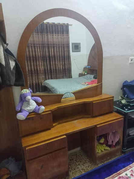 زاويا+ تخت +ميز توليت +تخت طفل البيع *********** العنوان حي القدس
