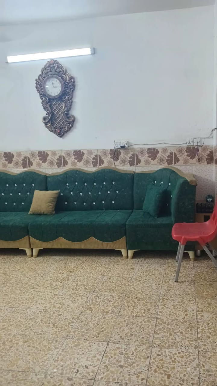 ديوان جدا نضيف شغل نجار للبيع العنوان بغداد الكريعات السعر 250 بي مجال بسيط الرقم ***********
