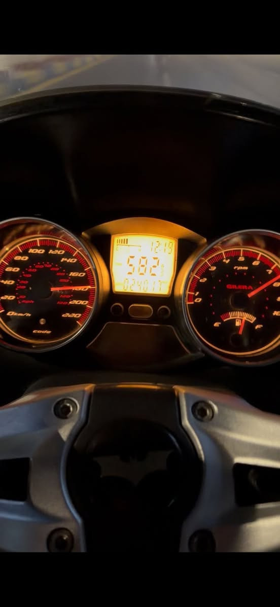 سلام عليكم هذه الدراجة هي Gilera GP 800، وتعتبر من أسرع السكوترات ذات المحركات الكبيرة في فئتها.     المحرك: بسعة \(839.3\) سم مكعب، مكون من أسطوانتين على شكل حرف V. القوة: تنتج قوة تقريبية تبلغ \(73\) حصان. السرعة القصوى: تصل إلى حوالي \(210\) كم/ساعة. المميزات: تحتوي على ناقل حركة أوتوماتيكي ونظام دفع نهائي بالعمود (Cardan).الوحيده بالعراق 
 
للبيع سعرها خاص مكاني بغداد الدوره  2017
***********
