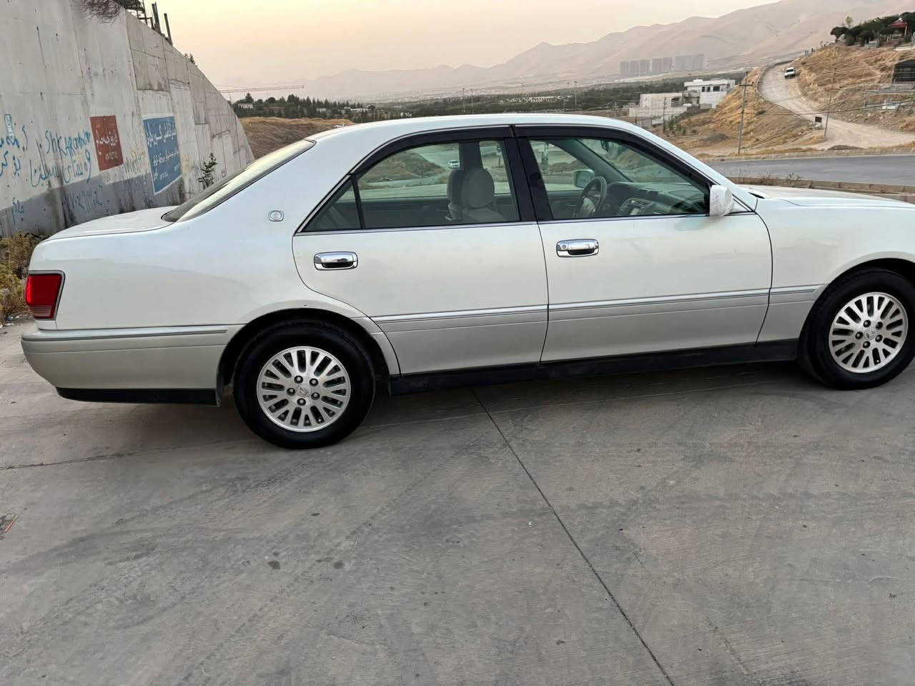 سلام علیکم ڤی ڤی تی 2001
شتی تایبەت و نازدار 
دودوگمەو چوار کوشن کارەبا 
پەردەو شاشەو تحدید سرعە 
ئاوێنە کارەباو هیتەر 
داشبوڵی نەجەف بەڵام ڕەقەم یەک 
پێویست بەوەسفی تر ناکات ماڵەکە دیارە  
لەسلێمانیم  بەشەرتی ئەوەی تۆ  حەزت لیەتی 
*********** لەسلێمانیم 
ڤایبەرو واتسئەپ 
ئەدمینی گوڵ ❣️
