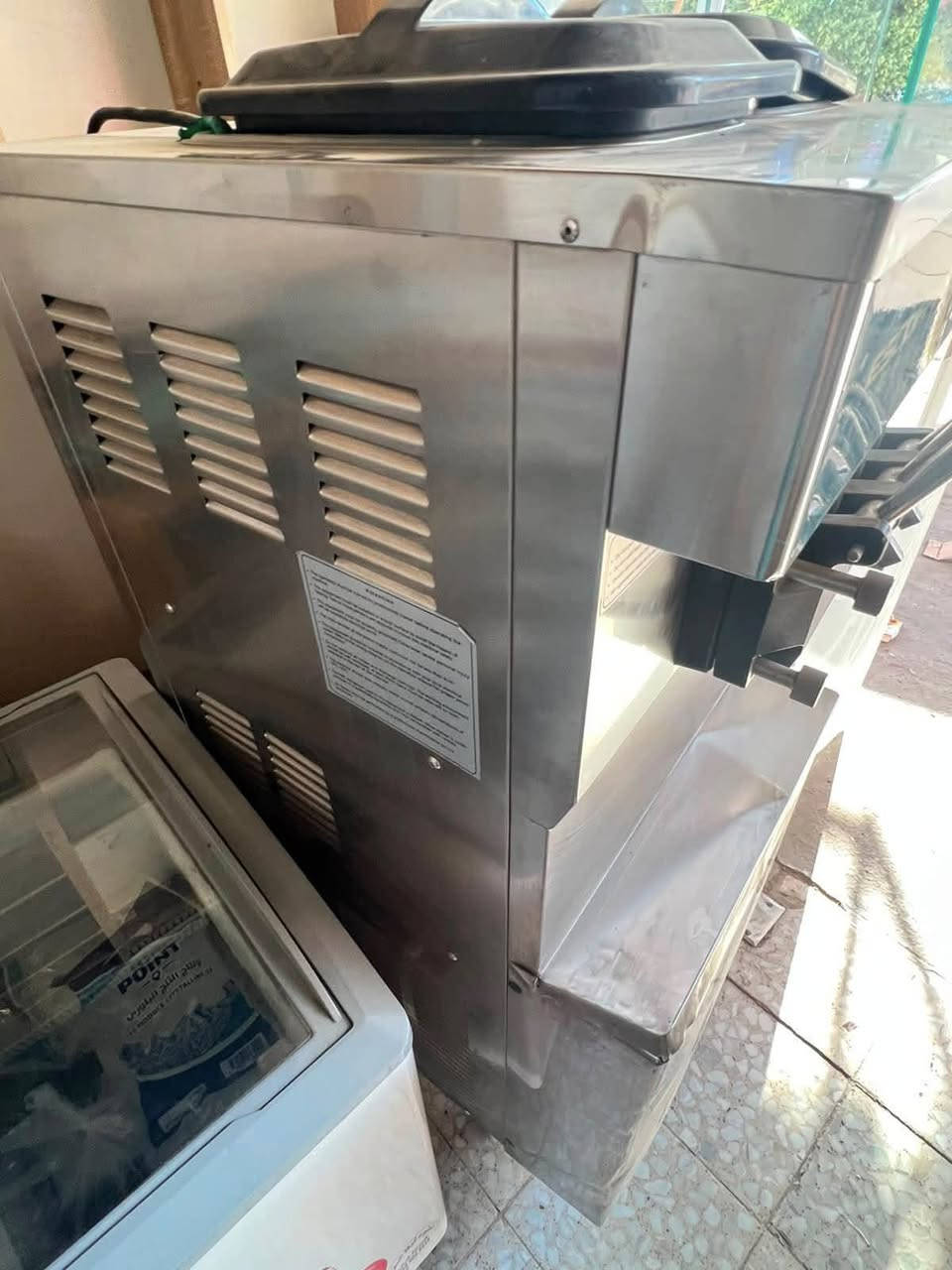 🍦 ماكنة آيس كريم ESCOFFIER مستعملة بحالة ممتازة للبيع
كومبريسور ياباني (MITSUBISHI)، هيكل ستانلس ستيل، و3 عيون (صنابير).
 التحكم شاشة ديجيتال، وسبب البيع عدم التفرغ (للتواصل والسعر: [رقم الهاتف/***********]).
