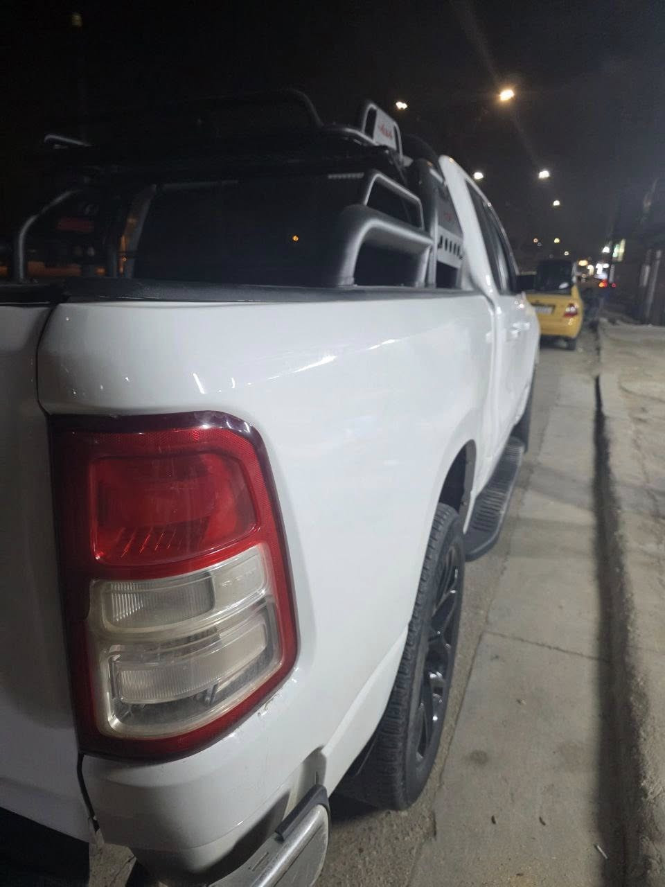 السلام عليكم للبيع لو مراوس رام بك هورن 5.7 v8 موديل ٢٠٢٠ مكينه وكير كفاله السياره كل نقص مابيها عليها اضافات رقم بغداد دولي بسمي هزه جديده موصفات البك هورن معروف باب قصير بدي طويل السياره بدون ايرباك حادثها من امريكا جاملغ خلفي وباب البدي وهنا بيها صبغ بنيد بدون ايرباك والسونار مرفق ويه الصور السعر 240 وبيها مجال مكاني كربلاء ***********
