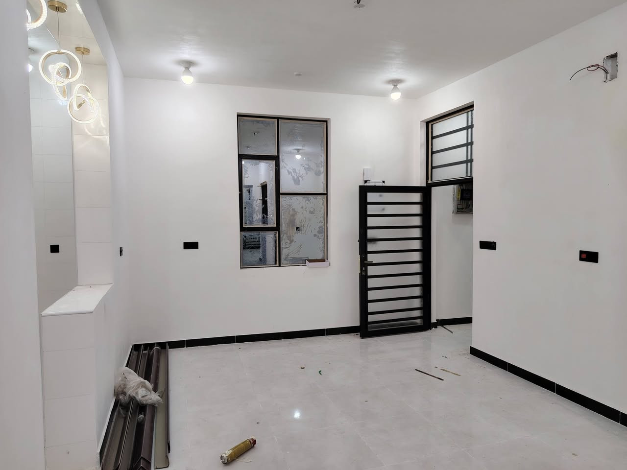 مشتمل مربع 100 متر ع شارع 20 بالسياسيين شارع مدرسة الروان
يحتوي ع طابقين كل طابق معزول بمدخل خاص 
 يحتوي كل طابق ع غرفتين ومطبخ وهول داخلي وصحيات واستقبال بالارضي
فارغ وجاهز للسكن يصلح ايجارات او معهد تدريس او للسكن حسب رغبة المشتري
بناء 2026 حديث مابي اي نقص
 موقعه قريب جدا من شارع الحي ومجاور المدرسه وشارع 20
للبيع نقدا فقط مابيع مبادره او مراوس بقطعه او نص قطعه بالسياسيين مع الفرق نقدا
متواجد ع الخاص واتساب واتصال ***********
شغل درجه اولى اساس رفت 40 سم مسلح تسليح عماره والطابق الأرضي دنك بالإضافة للبناء
