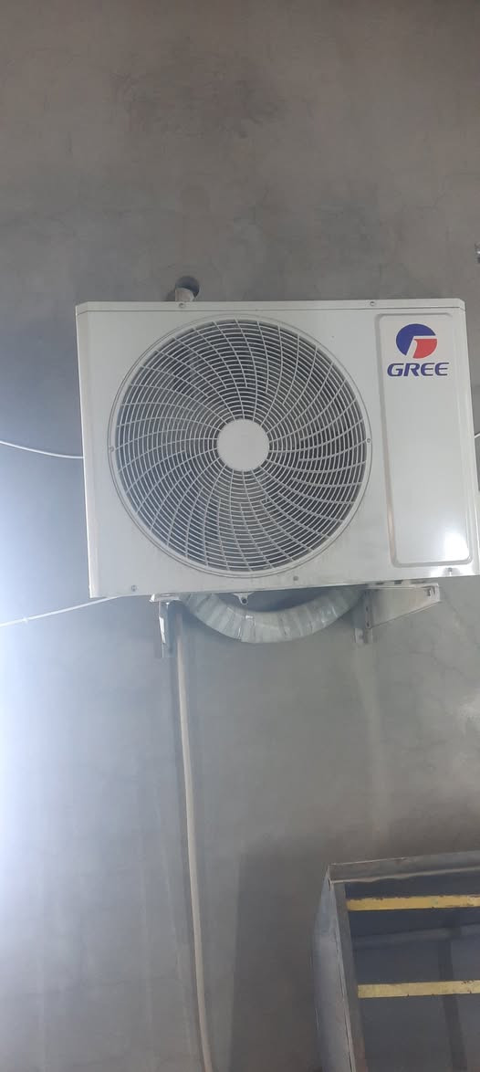 اثاث مستعجل للبيع
التخم ب850 
بلازمه 350 
سبلت 750 
ثلاجه 90 
طبلات 65
بيها مجال الأسعار 
رقم :***********
