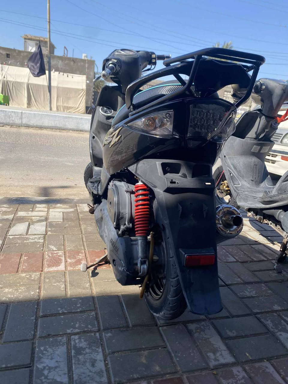 سلام عليكم دراجه للبيع كفاله  مكينه مامفتوحه  لاتبخير ولا تنقيص   الدراجه صاله شهر منازله من الحاويه  الدراجه نقصه فقط عداد  سرعه 
ً
 بريكات امامي خلفي اشاير لايت امام  زنون كله شغال من الطول لطول دراجه نوزل  معدله ميه وعشره  السعر عله هاذ الرقم *********** مكان بصره قرنه النعيم
