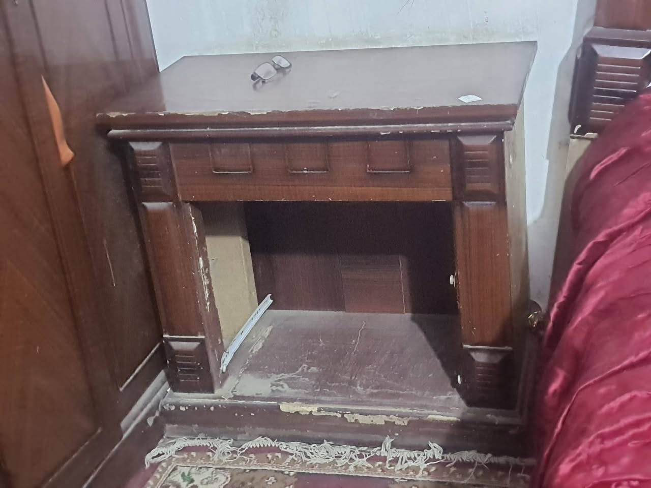 سلام عليكم غرفه نوم ماليزي الغرفه تعبانه شويه بس الكنتور زين وال جربايه +الدوشك مو وي الغرفه وحدة طبي سعرة 50  السعر 125 وبيه مجال ***********
