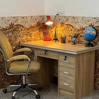 ميز دراسي للبيع مستعمل شيء قليل ونضيف  السعر خاص  رقم الهاتف 077180258...