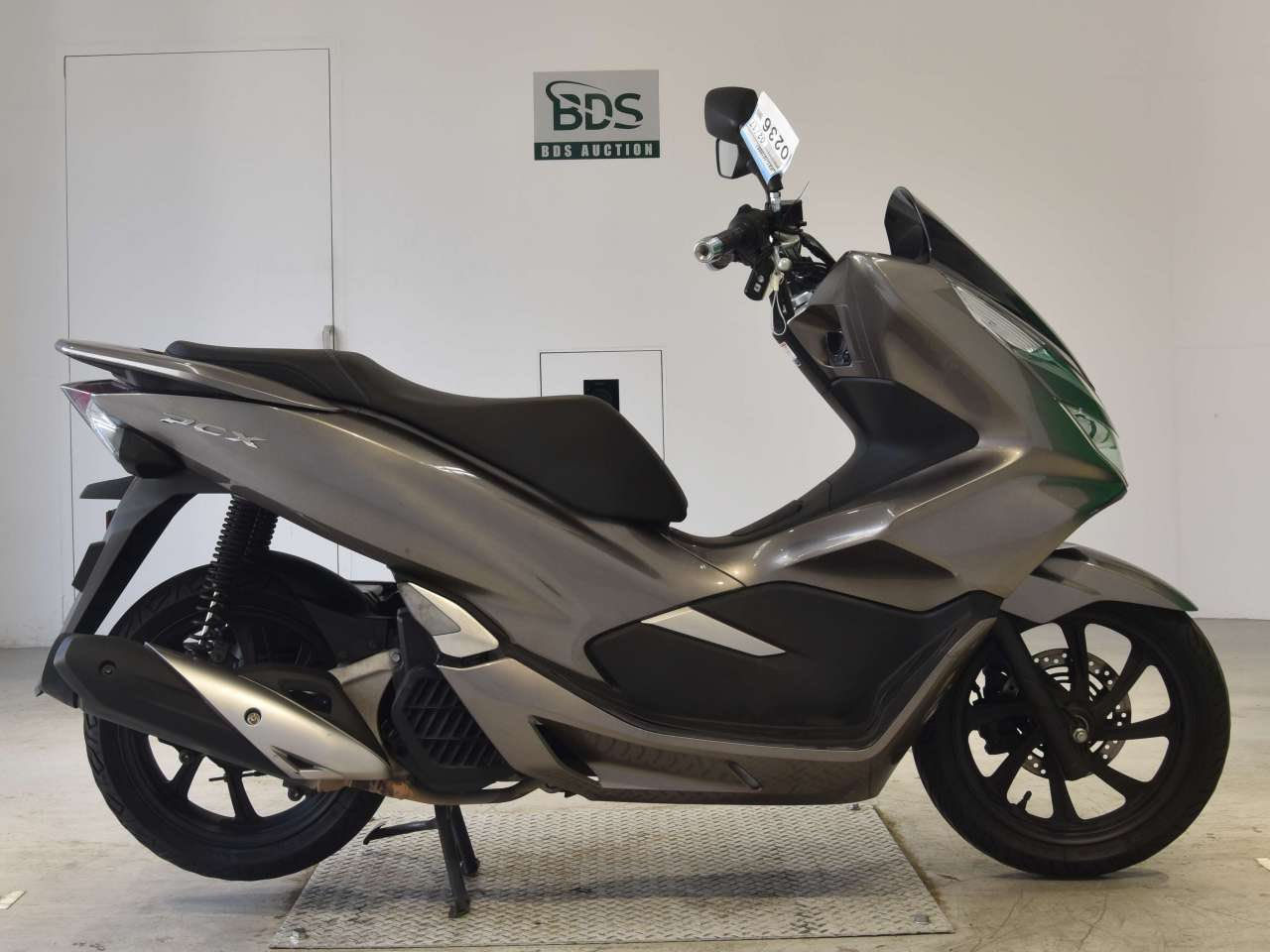 ‏السلام عليكم PCX جيل ثالث 🇯🇵 ياباني مرقم بغداد مشروع وطني تحويل ثاني يوم رقم انكليزي 
‏وياه بصمة وحدة  
‏​⚙️ المحرك: 125CC 
‏​🎨 اللون: فيل  مـمـيـز ❄️.  
‏ماشية 21 الف وبل يابان ماشية9 تالاف 
‏مواصفات
‏حساس ازدحام ✅
‏حساس استان ✅
‏الدراجة ورقة المزاد مالتهة وصور اليابان وتقريرهة  مالتهة موجود    
‏ 🛠️ الدراجة: مكفولة كفالة عامة من كلشي 
‏​​📍 الـمـكـان: بـغـداد 🇮🇶
‏📱 لـلـتـواصـل والإسـتـفـسـار:📞 [ *********** ]
‏
