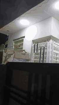 السلام عليكم دار للبيع في حاوي الجوسق
المساحه 100متر بيت نضيف بناء جديد مستخدم 3اشهر 
ومناسب حيل اليريد ينتصال على الرقم***********
