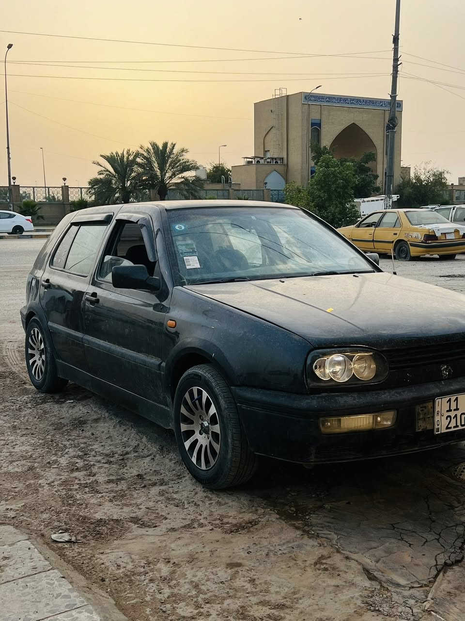 سلام عليكم شباب كولف مديل ٩٢ كير محرك نضاف تبريد شغال كهربائيات مابيهن نقص  سياره حداديه ٧٥بل ميه مكان نجف رقم بغداد ال٢٧ تخم تاير جديد غرفتها فقط بطانه باب سايق تعبانه الباقيه كلها حلوه  سعرها ٣٧ رقم ***********
