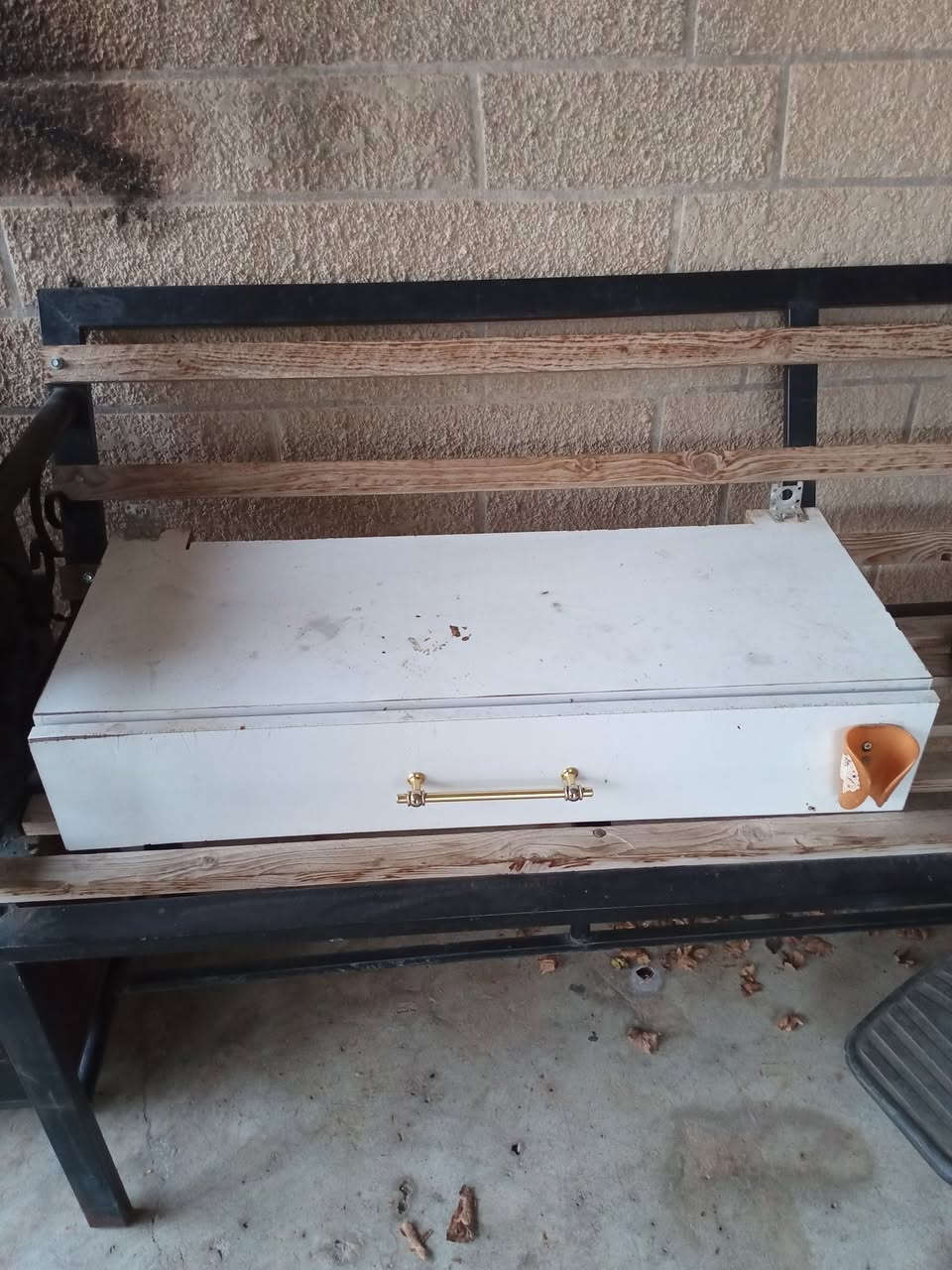 السلام عليكم غراض حلاقه كراسي عدد 2 واحد مال حلاقه واحد مال بخار كمدينه ورفوفها وميز ومرا السعر 200 وبهن مجال اتصل ***********
