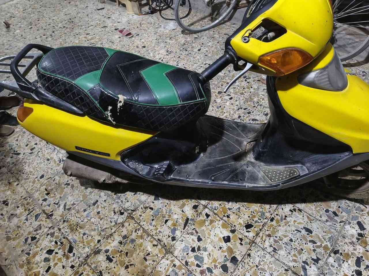 دراجتين للبيع كاملات شغلات بس متروكات ابيع كوم حديد السعر 100 الف ثنينهن وحده نوع عبد الحليم و الثانيه سبيسي ياباني لتواصل خاص او على الرقم ***********
