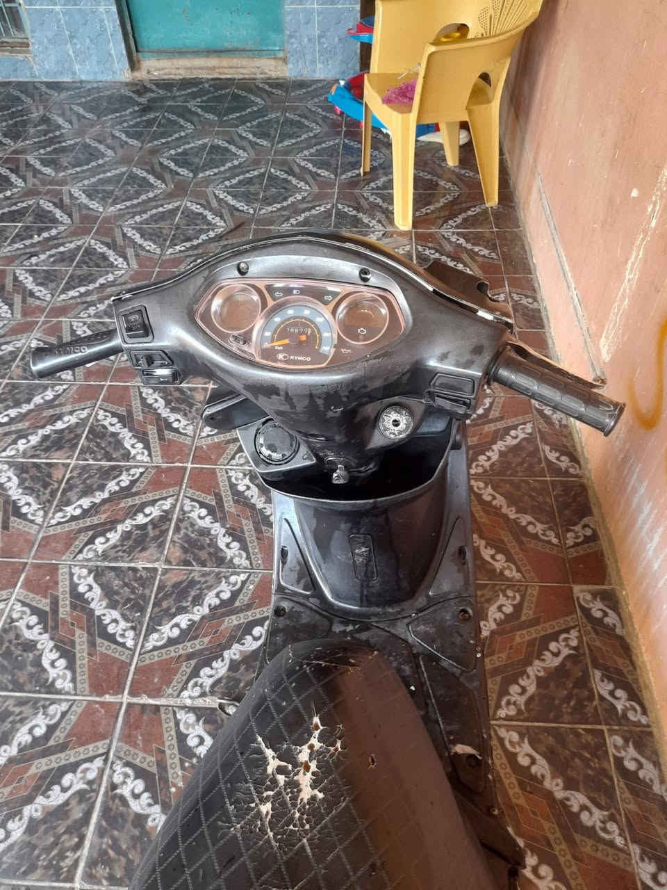 كامكو G4
كهربائيات كلها شغاله 
لايت اشاير هورن
لادخان ولاتنقيص
بس بيها صوت بالمحرك خفيف ع اغلب تفيلس
٢٥٠ وبيها مجال 

***********
