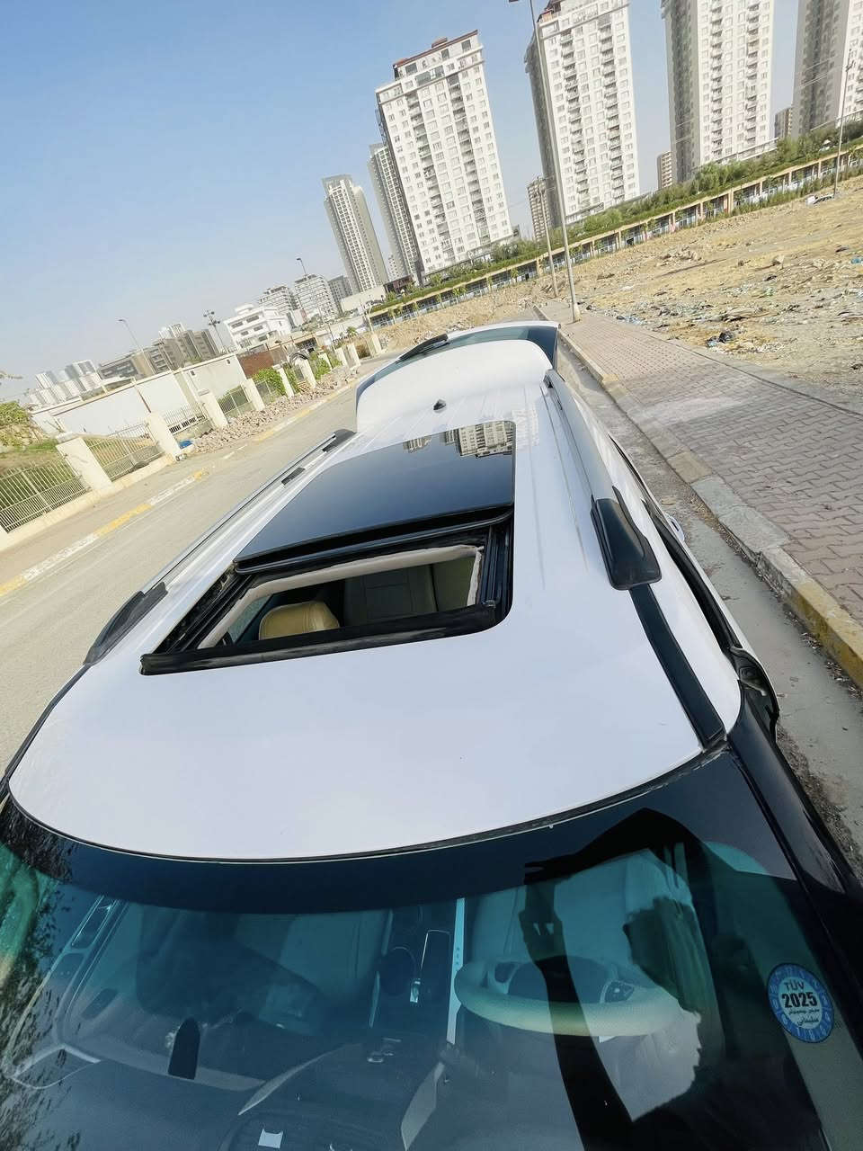 فۆرد ئیکسپلۆرا ٢٠١١
خلیجی شریکە نیفا
مواصفات xlt فول
پانۆرا
کوشن بارد + حار +کهرابی +جلد
سندوق بصمە
شغال
تحدید سرعە
شاشە کبیر
تحکمات ستیرن
٧ راکب
سیار جاهیز بدون نقص
بدون سبخ
سونەر موجد 
گیر محرک شرت
محرک فتح بس واترپمپ 

***********
