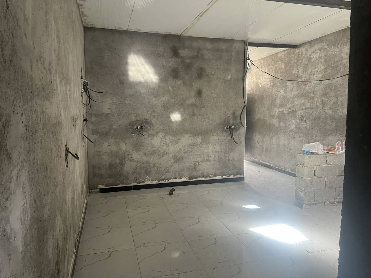 بيت للبيع مساحته ١٠٠  يحتوي عل غرفه وصاله  وحمام داخلي  واستقبال  يحتوي ايضنعل سقف ثانوي البيت كله مع مواد البيض ايضن  مكانه قريت المشروع السعر  ١٨ وبيه مجال هاذ رقم وتساب فقط *********** هاذ تصال ***********
