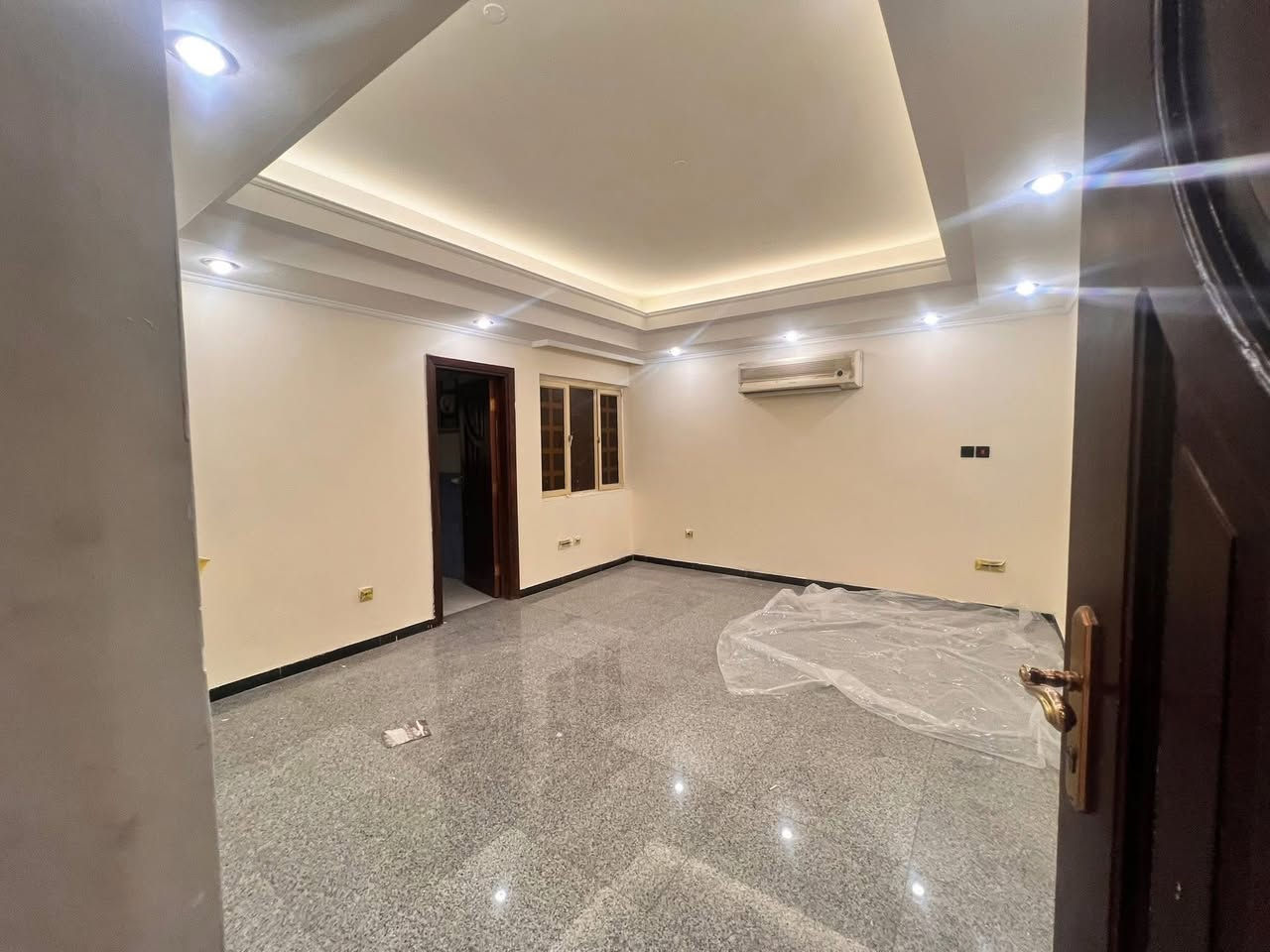 للايـجـار 🏠 الكرادة المسبح

عنوان العقار 📍 المسبح قرب قرية دجلة

🔶 المساحة  400  مـتـر

يحتوي على كراج وحديقة وصالات عدد 2 وهول داخلي

وغرف عدد 6 ومجموعة صحيات ✔️

الدار مجهز اثاث مطبخ وسبالت 

❗️❗️للشـركات والمكاتب التجارية ❗️❗️

ــــــــــــــــــــــــــــــــــــــــــــــــــــــــــ
‎‏‎((شركة دار السلطان للعقار حيثٌ تَلتَقي الرُوٌية ,بلتَمَيٌز ))

❗️❗️ نسـتـقـبل العروض البيع الشراء والايجار ❗️❗️

بيع - شراء - ايجار - ادارة امـلاك - مقاولات عامة

‎‏‎📊كل ماعليك الاتصال أو المراسلة على الصفحة *ʲᵒⁱⁿ ᵘˢ*

 حسن زوانة *********** - ***********

‎‏‎الفرع الاول /عرصات الهندية مجاور فندق بلوم 

‎‏‎ الفرع الثاني /الـسـيـديــة الضباط مقابل افران الرباط

‎‏‎‏‎زبائننا الكرام بِكُم نَرتقي ونَتشرف بزيارتِكم ونَفتخر بخِدمتِكم ❤
