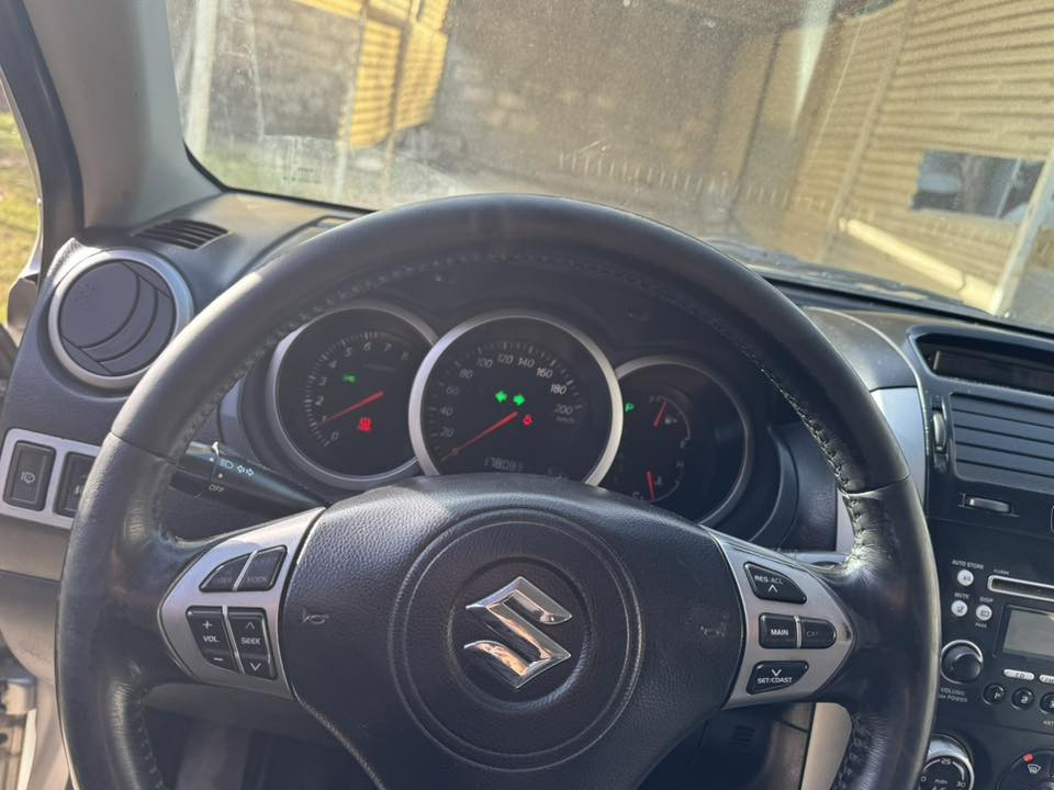 السلام عليكم سازوكي فيتارة رقم بغداد  سيارة فول مواص فتح بصمة زنون بلادي مكفول مابيها ضربه السعر  120 وبيها مجال 2008  مكينة سته سلندر 2700 ***********
