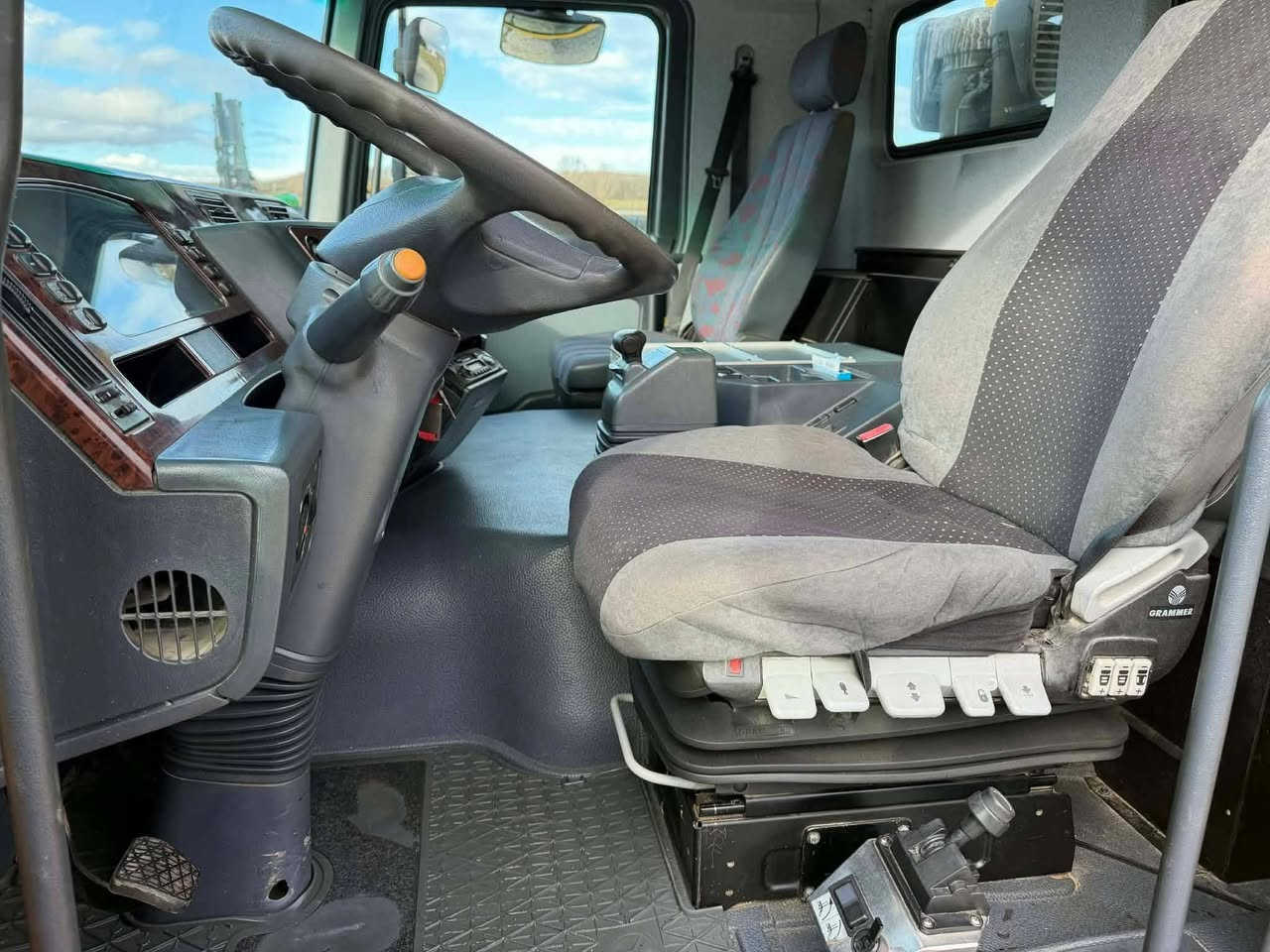 مرسيدس بنز 4148
٨سلندر 
موديل 2003
شيال مجموعه جي اف 
كير كهربائي كلاج 
بودي ٢٠متر 
السعر ٤٠الف دولار شامل الكمرك والشحن السياره تدخل كتاب شركه 
مدة الوصول ٢٠يوم بعد الاتفاق


**إذا كنت صاحب هذا الإعلان وتريد حذفه لأي سبب، رجاءا أرسل رسالة إلى الدعم الفني**