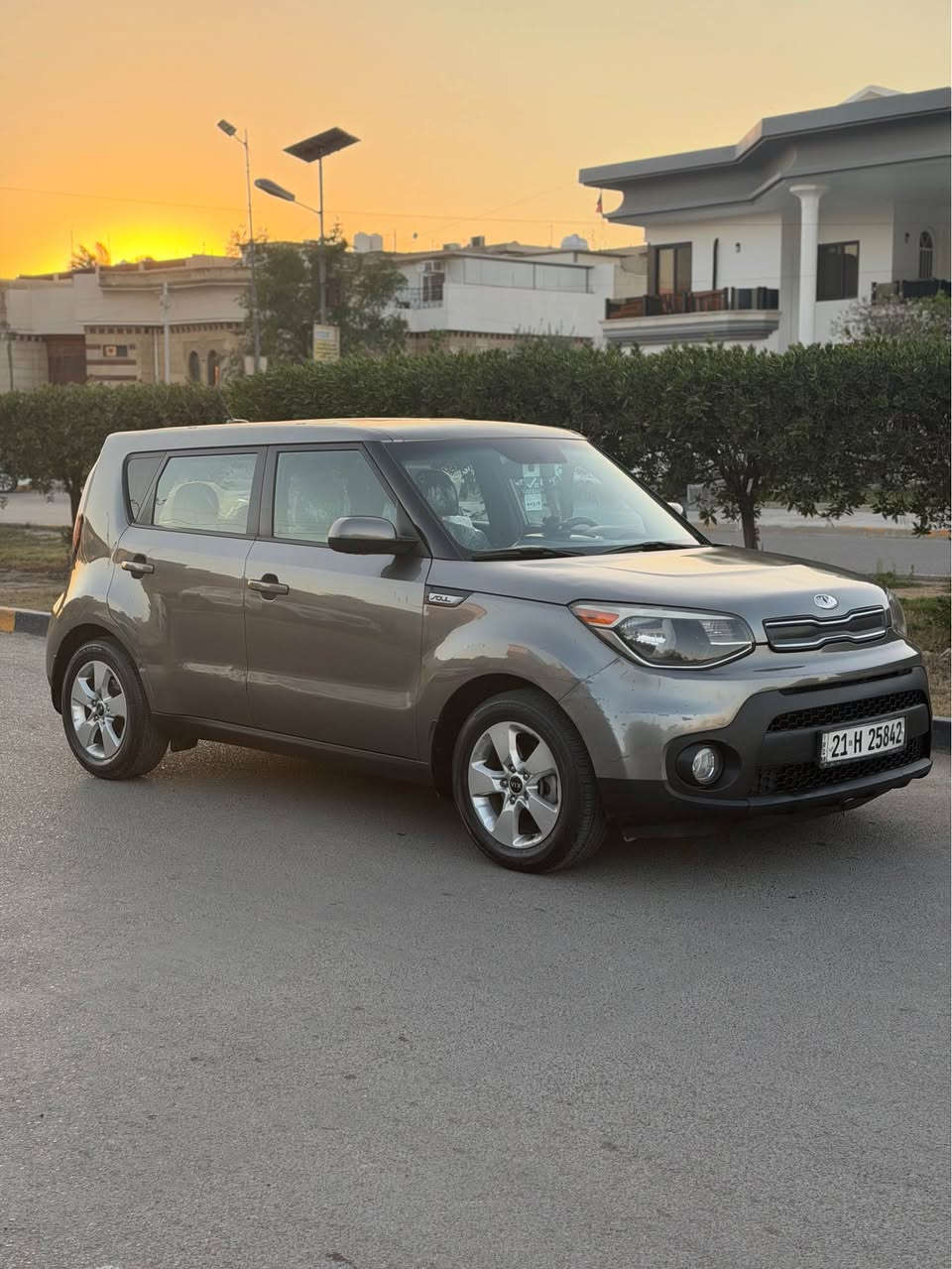 السلام عليكم 
كيا صول 
موديل 2017 وارد امريكي 
حادث فقط بارد كلش خفيف موضح بالصور
مواصفات نص فول مواصفات معروفه
ماشيه 94 الف  
محرك 1600 وضع الشركة
سيارة جديده جدا بلعافيه ع الياخذها 
سعر 105 ورقة
مكاني بغداد جميلة شارع خيرالله
*********** بغداد, العراق
