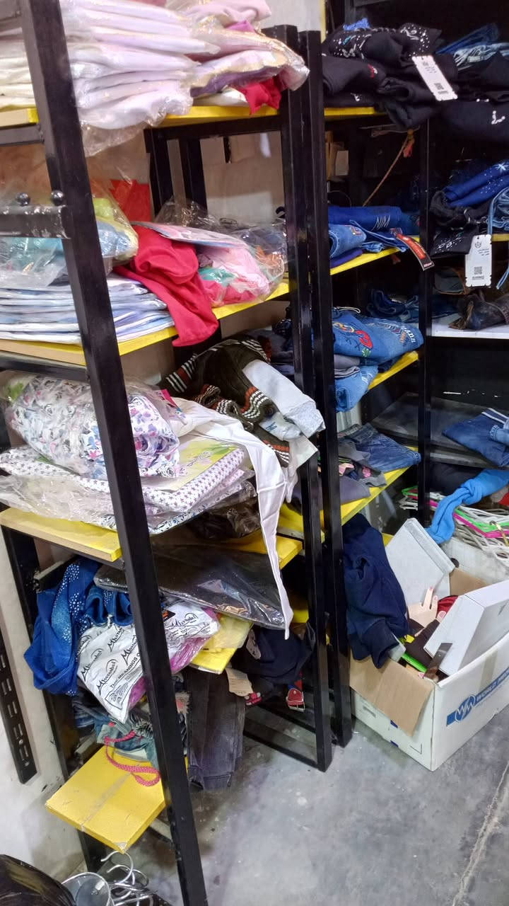 ديكور محل ألبسة متكامل للبيع
مساطر معلقات ملابس وشالات 
فاترينا أرضية 
العنوان حديثه الحي العسكري 

خاص او أتصل ***********
