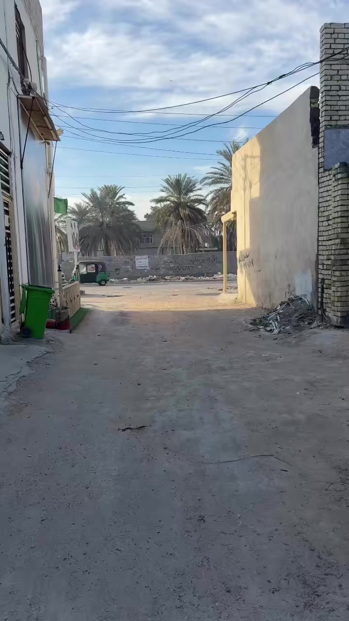 بيت للبيع الموقع حي الأمير اول ماتعبر السيطره الثانيه مال حي طارق القديم اول فرع  على اليمين ثاني بيت على شارع العام المساحه 150 متر بناء نضيف والتفاصيل كامله في الفيديو الشراي يتصل على هذا الرقم *********** والسعر اول تعليق في الفيديو مثبت
